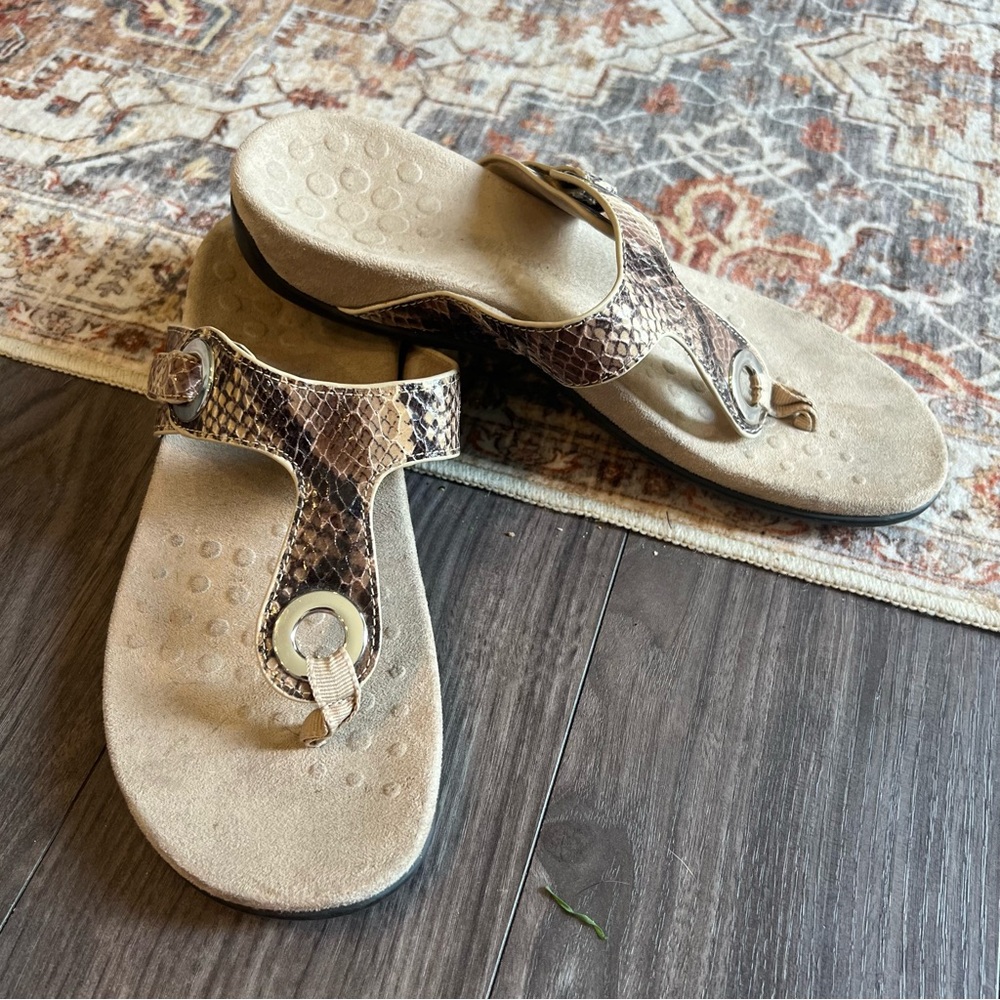 Vionic Lana Toe Post Sandals – Women’s 8 – Arch Support Snake Print Comfort